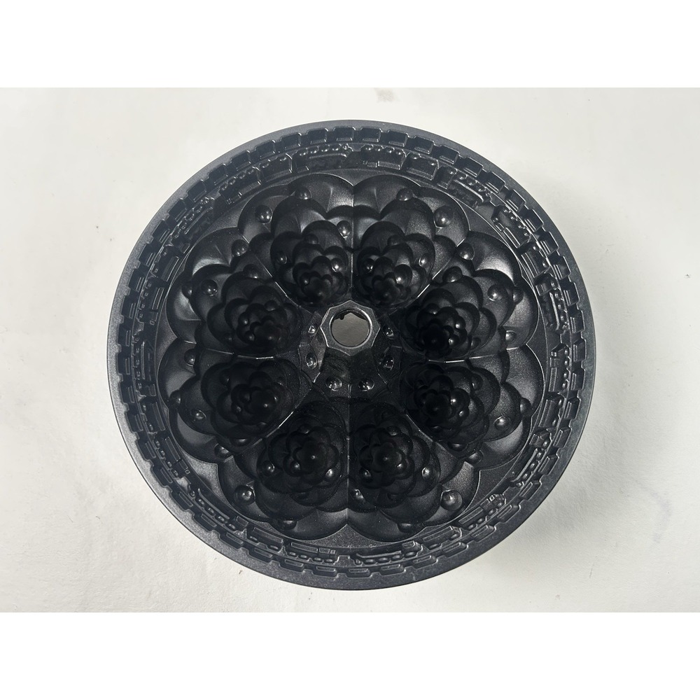 Nordic Ware Holiday Tree Bundt Cake Pan Mold Christmas Tree Cast Aluminum - Picture 4 of 4